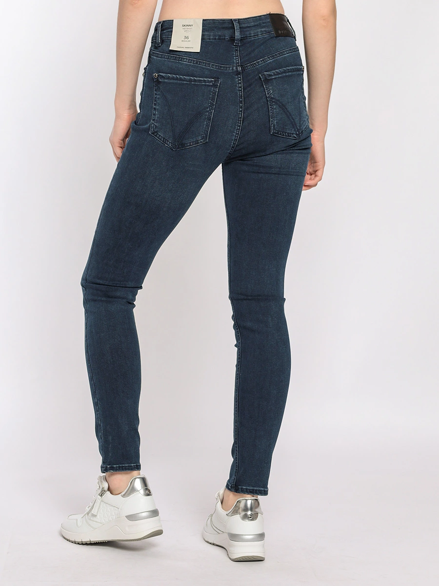 Укороченные узкие джинсы с ярким брелоком